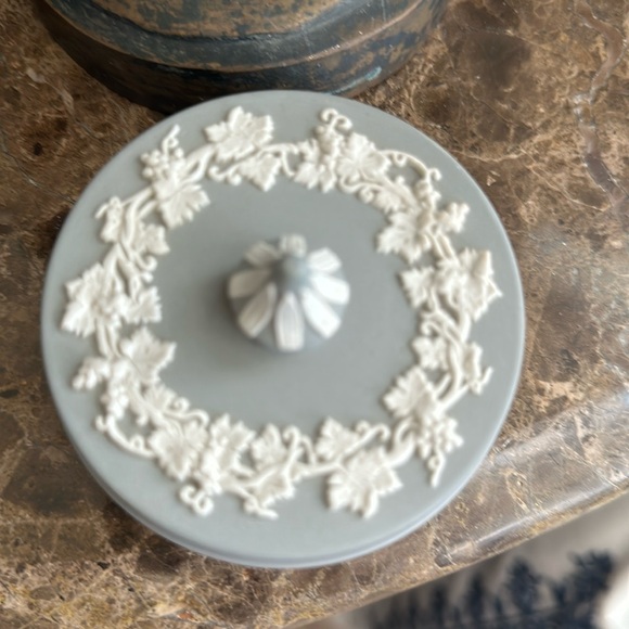 Westwood grey and white round box lovely top grapes and leaves trimming raised - Picture 4 of 14